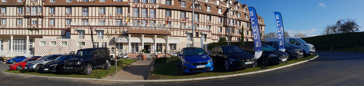 exposition des véhicules à l'essai devant l'hôtel du Golf de Deauville