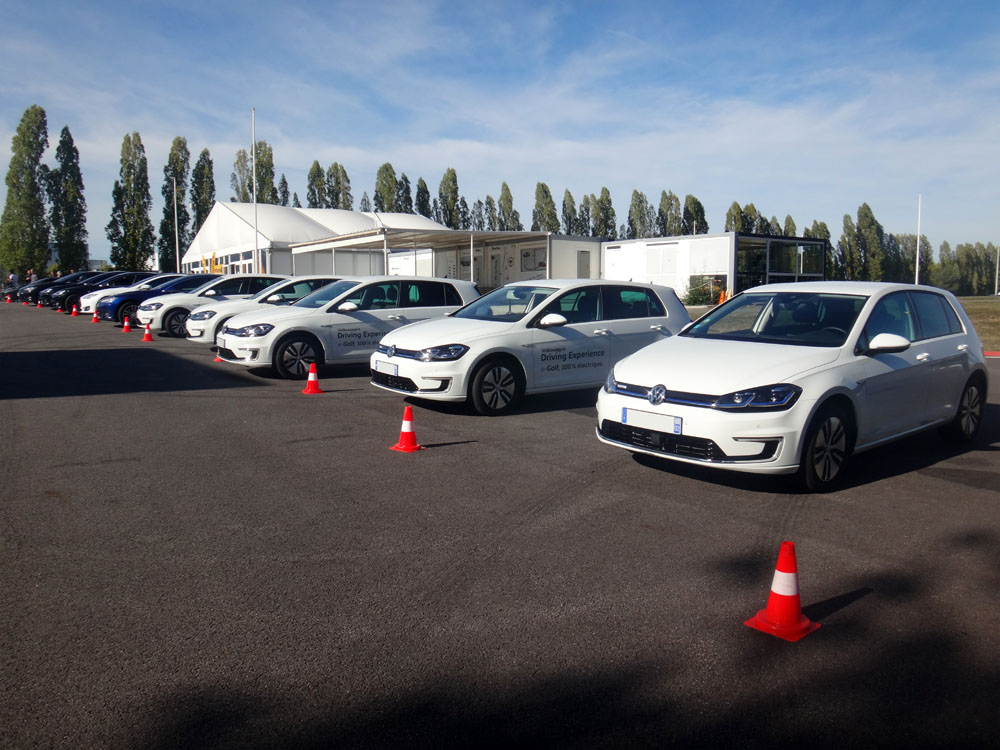 Exposition des E-Golf pour les essais véhicules électriques