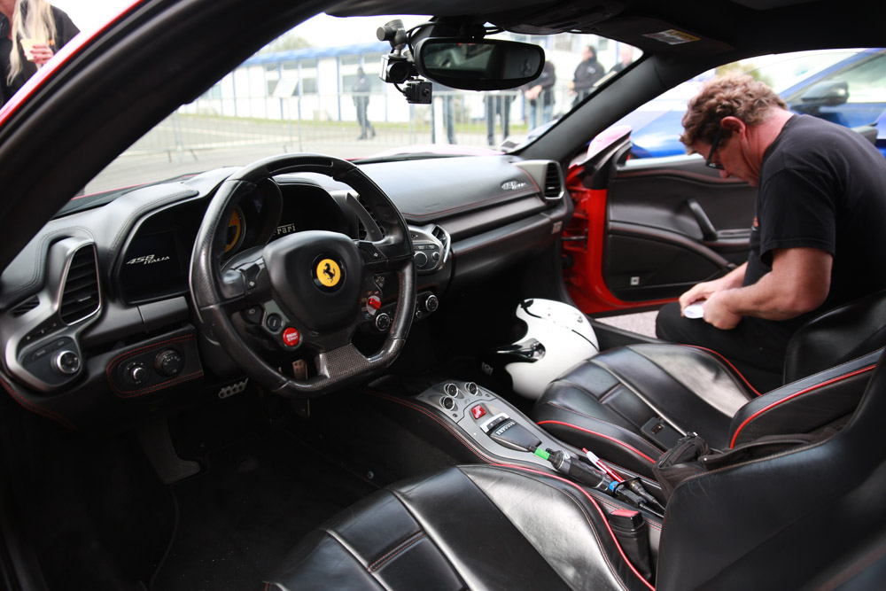 Préparation d'une Ferrari pour la conduite sur voiture GT