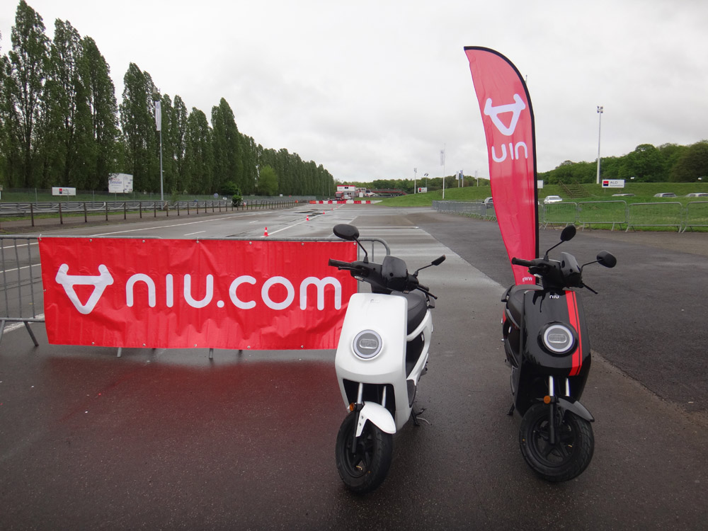 Exposition des scooters Niu sur le circuit Jean-Pierre Beltoise