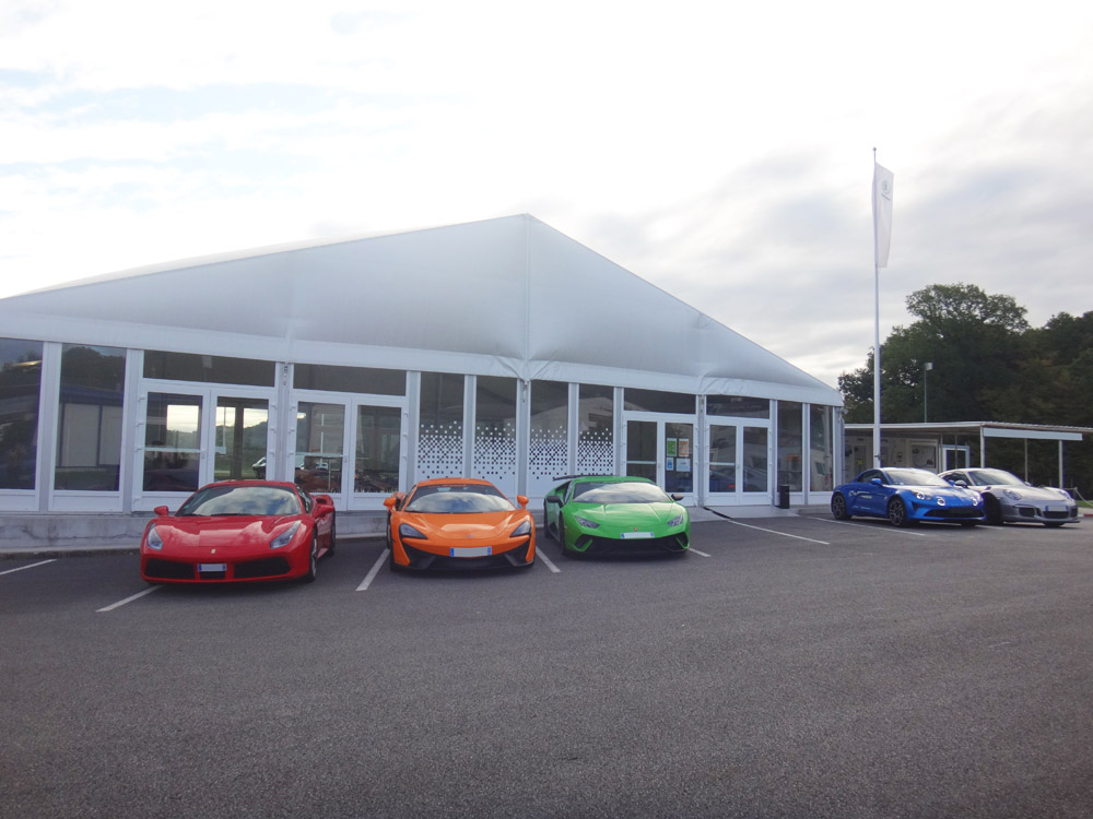 Exposition des 5 voitures GT prévues pour le pilotage: MC Larren 540C, Porsche 991 GT3, Alpine A110, Lamborghini Huracan et Ferrari F488