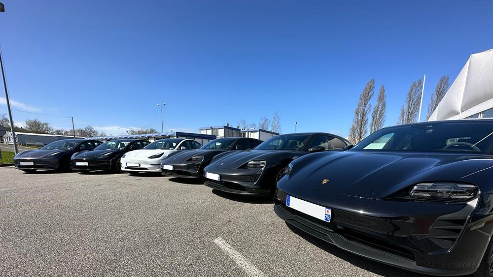 Exposition de Tesla et Porsche Tuscon 100% électrique